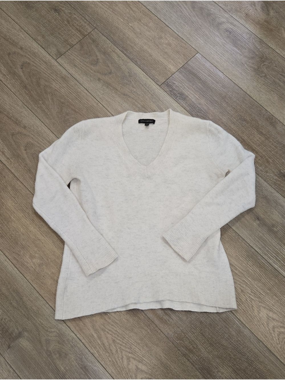 Banana Republic Cream V-Neck Lightweight Wool Blend Sweater Normcore Size M